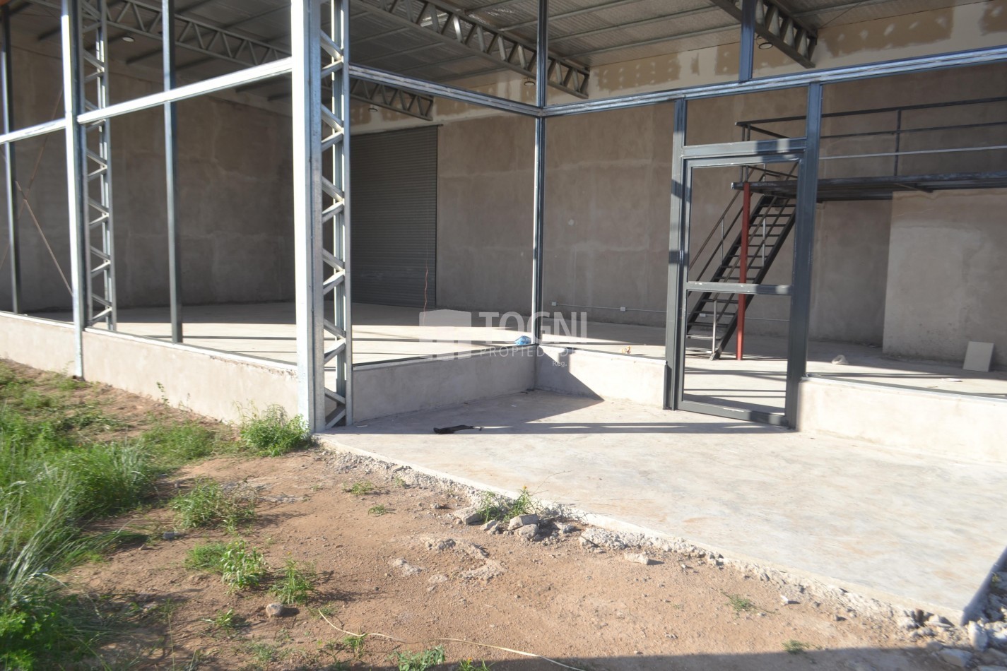 VENTA EXCELENTE GALPON SOBRE ESQUINA...BALCARCE!!