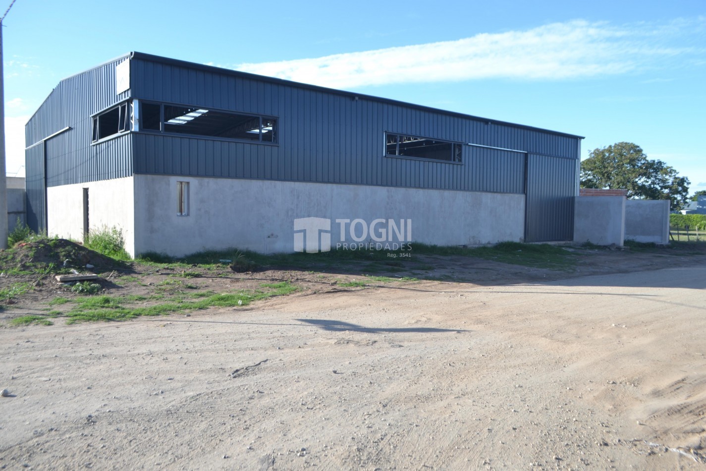 VENTA/ALQUILER EXCELENTE GALPON SOBRE ESQUINA...BALCARCE !!