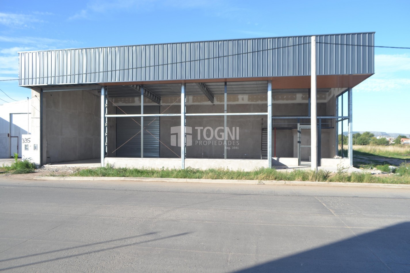 VENTA EXCELENTE GALPON SOBRE ESQUINA...BALCARCE!!