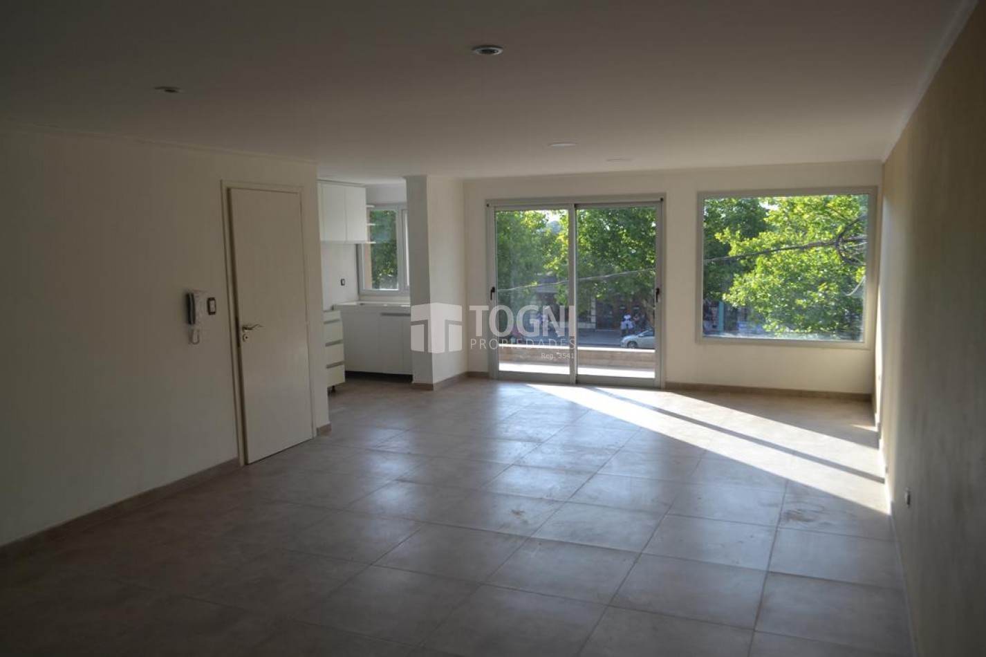 VENTA HERMOSO SEMIPISO DE 3 AMB CENTRO. BALCARCE !