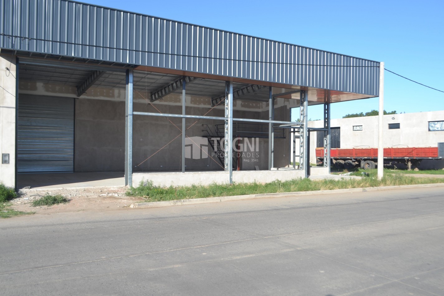 VENTA EXCELENTE GALPON SOBRE ESQUINA...BALCARCE!!