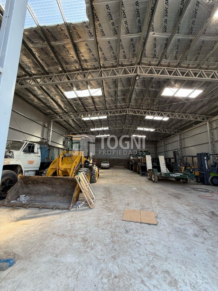 VENTA EXCELENTE GALPON DE 17m X 26,40m, SOBRE ESQUINA....BALCARCE!
