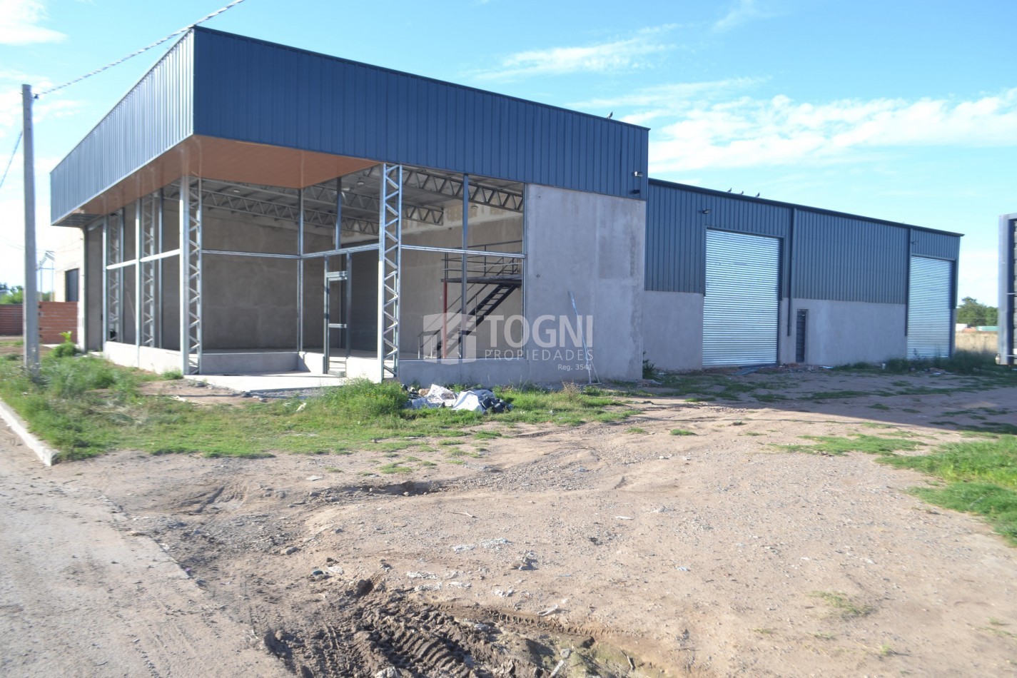 VENTA EXCELENTE GALPON SOBRE ESQUINA...BALCARCE!!