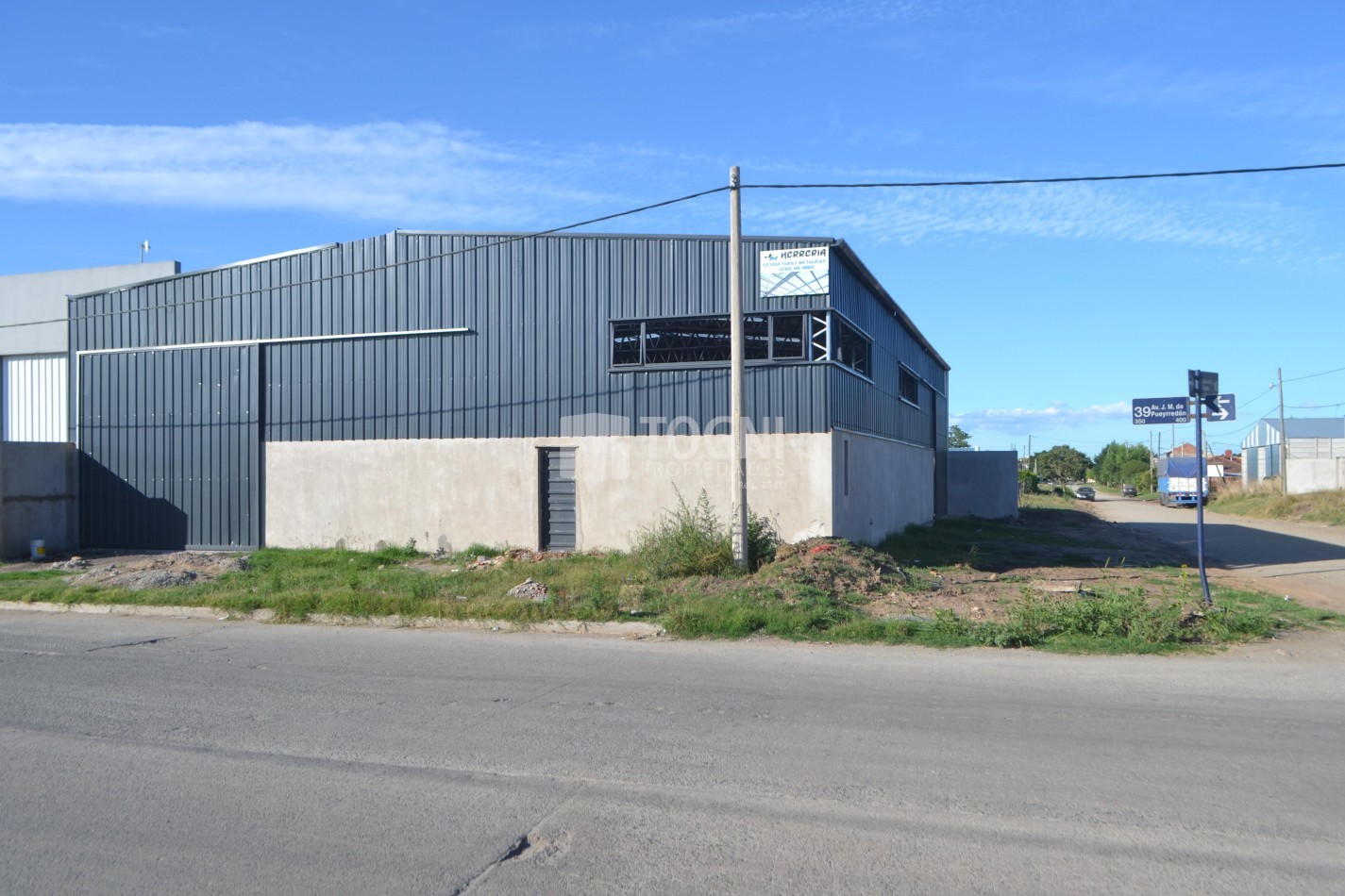 VENTA/ALQUILER EXCELENTE GALPON SOBRE ESQUINA...BALCARCE !!