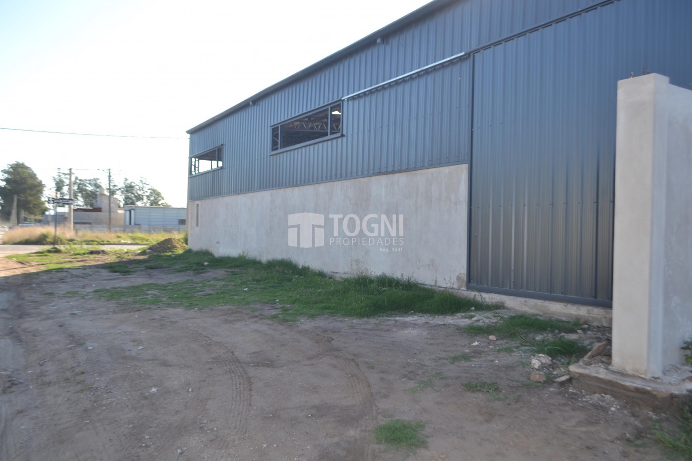 VENTA/ALQUILER EXCELENTE GALPON SOBRE ESQUINA...BALCARCE !!