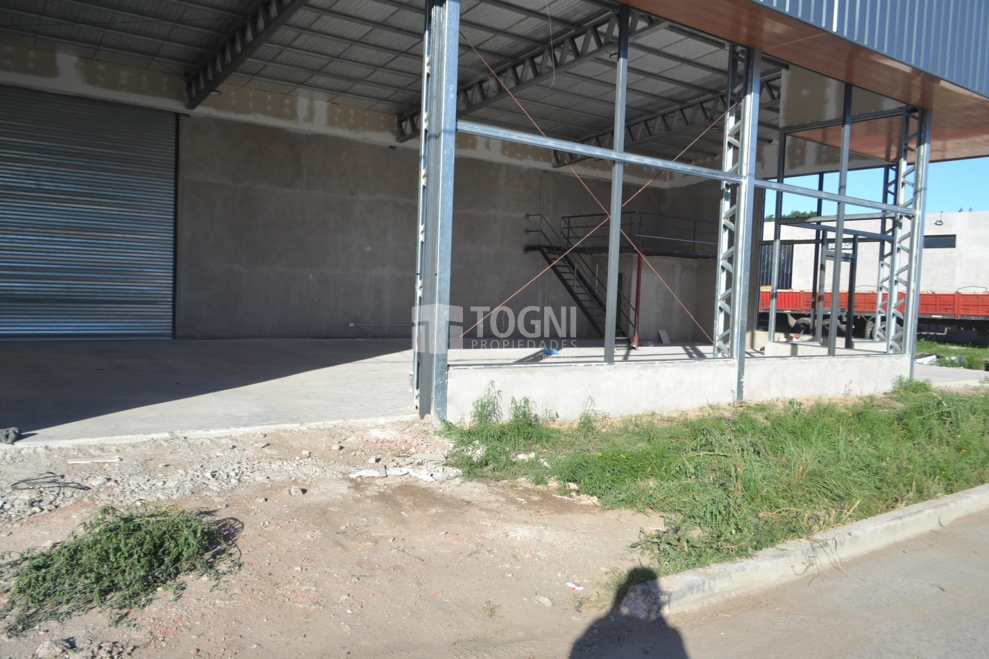 VENTA EXCELENTE GALPON SOBRE ESQUINA...BALCARCE!!