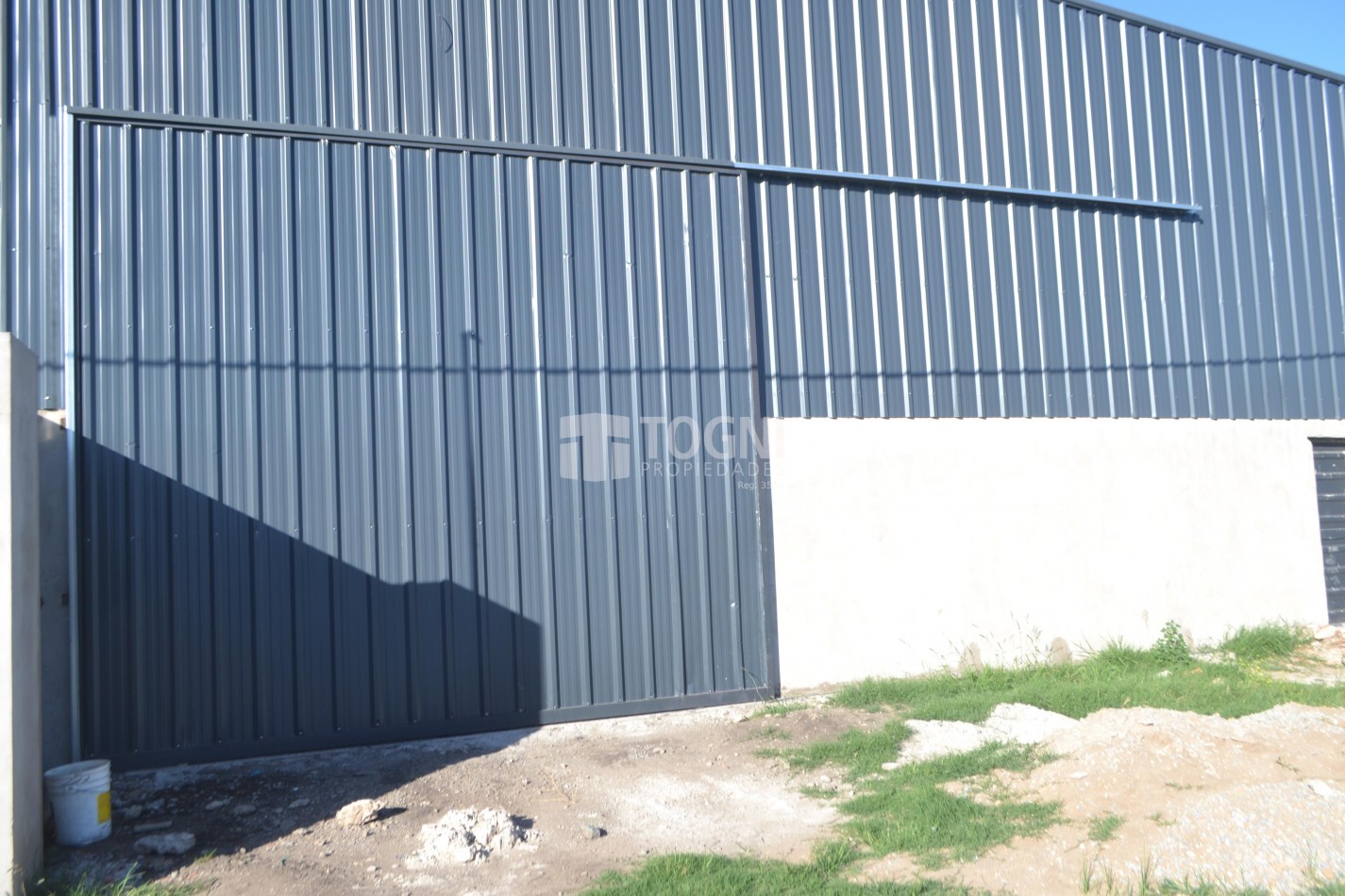 VENTA/ALQUILER EXCELENTE GALPON SOBRE ESQUINA...BALCARCE !!