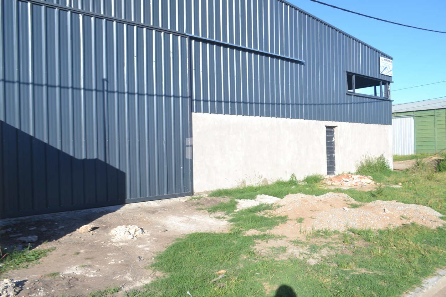 VENTA/ALQUILER EXCELENTE GALPON SOBRE ESQUINA...BALCARCE !!