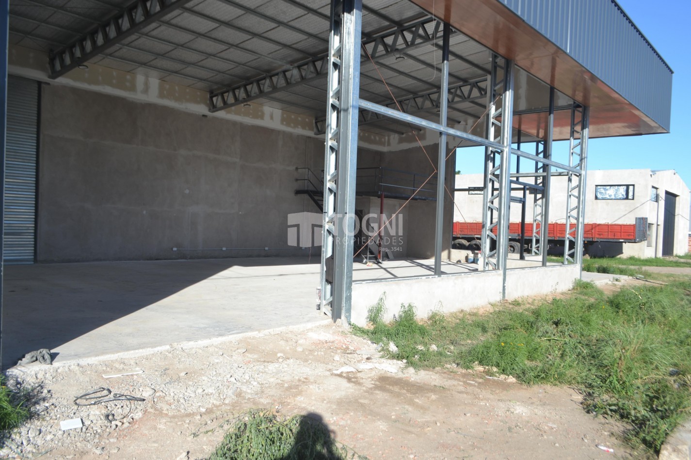 VENTA EXCELENTE GALPON SOBRE ESQUINA...BALCARCE!!