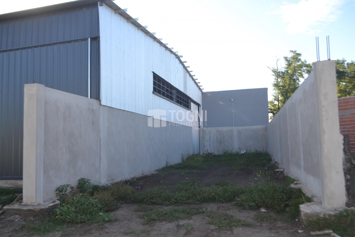 VENTA/ALQUILER EXCELENTE GALPON SOBRE ESQUINA...BALCARCE !!