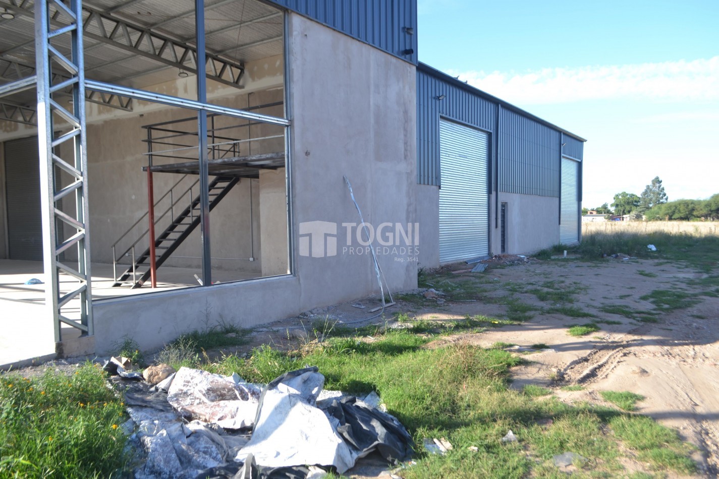 VENTA EXCELENTE GALPON SOBRE ESQUINA...BALCARCE!!