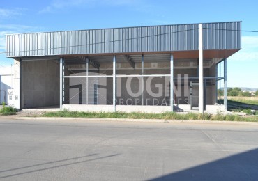 VENTA EXCELENTE GALPON SOBRE ESQUINA...BALCARCE!!